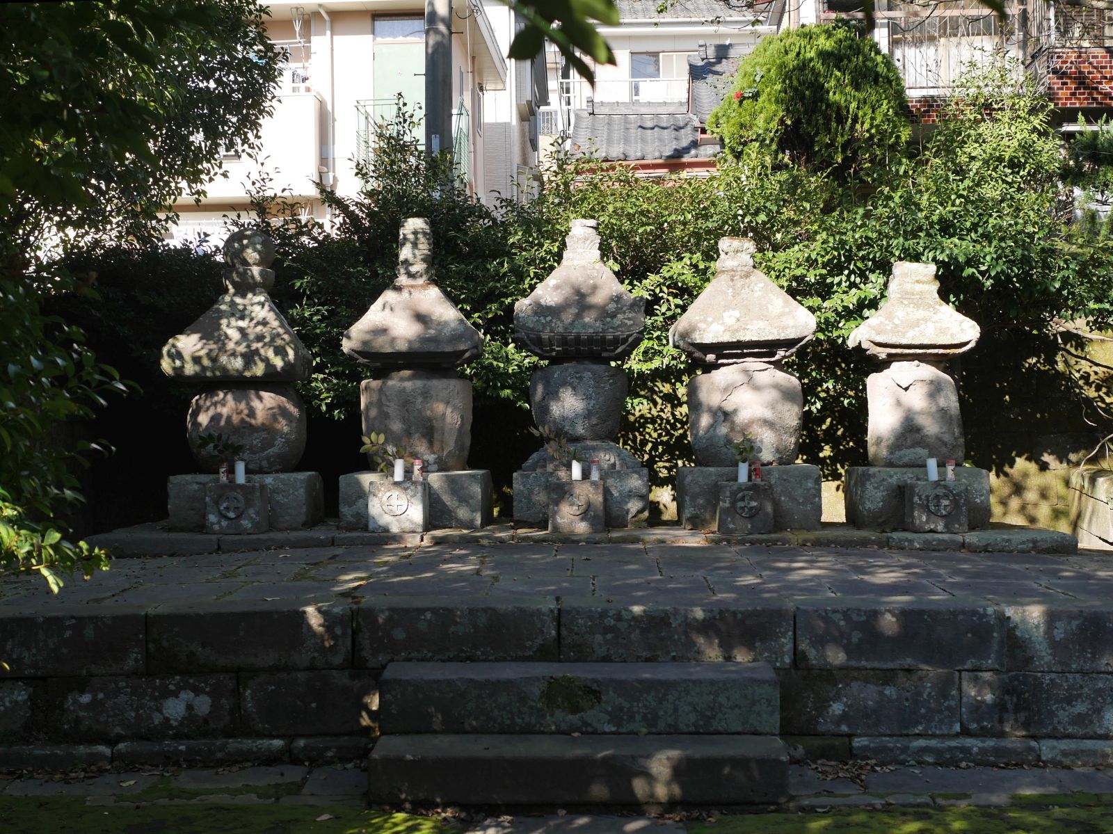 本立寺跡の島津家初代から5代の墓