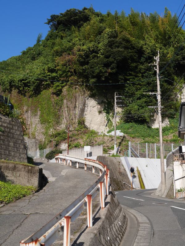 龍窟（蛇穴）のある岩山