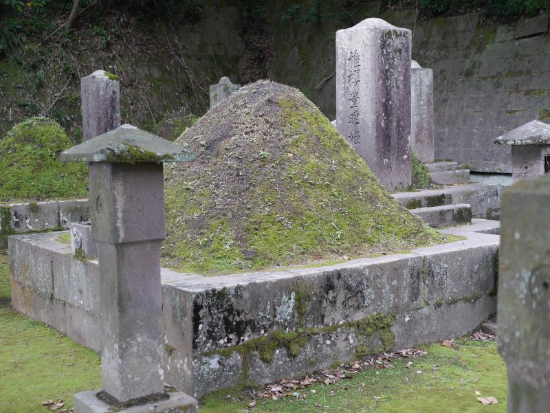 島津暐子の塚