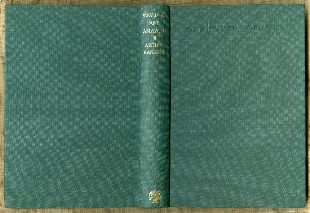 『ツバメ号とアマゾン号（SWALLOWS & AMAZONS）』1938年のランサムによる挿絵版（写真は1947年第25刷のもの） の表紙