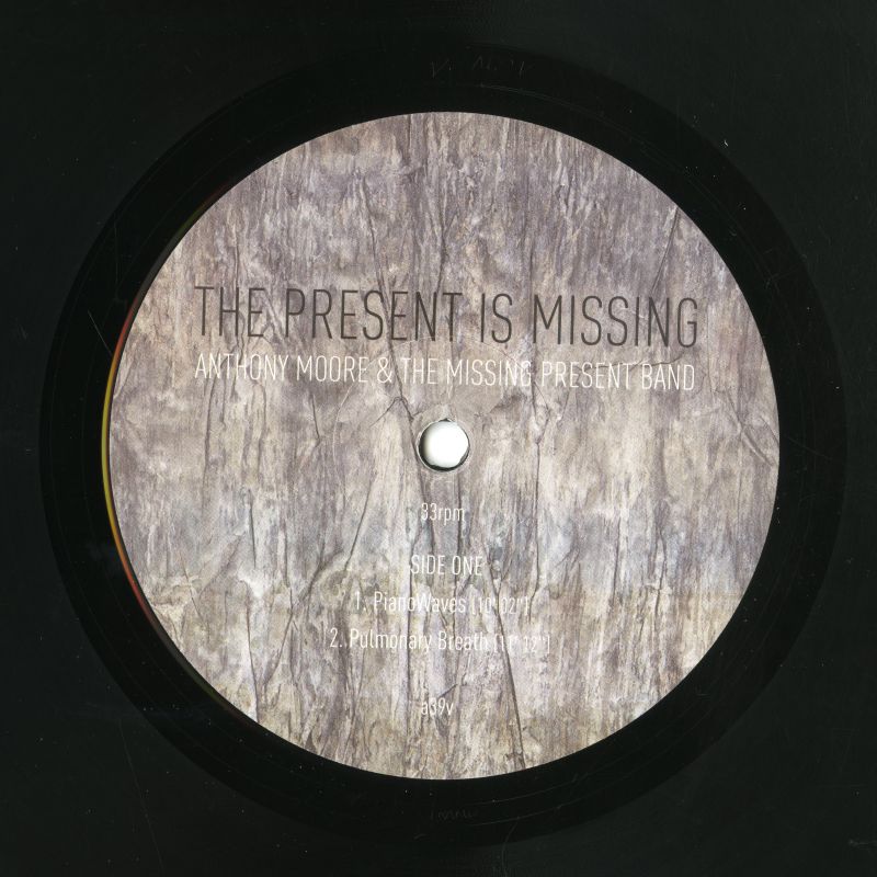 Anthony Moore & The Missing Present Band「The Present Is Missing」（2016年、A-Musik）ラベル01